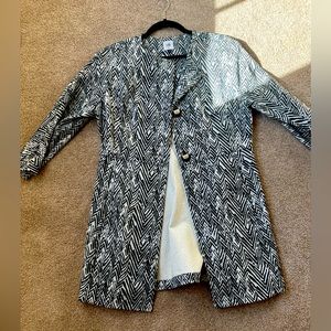 Size M. Medium length coat. Black and White. Nice coat for work events!